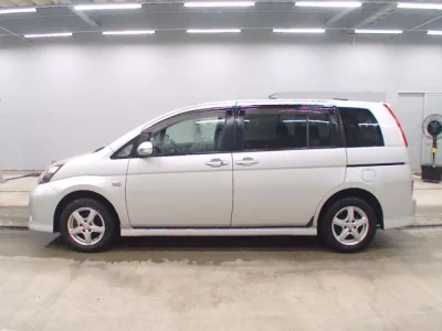 Toyota ISIS  с аукциона в Японии