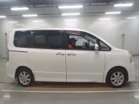 Toyota VOXY лот № 30418 оценка 4  с аукциона в Японии 2