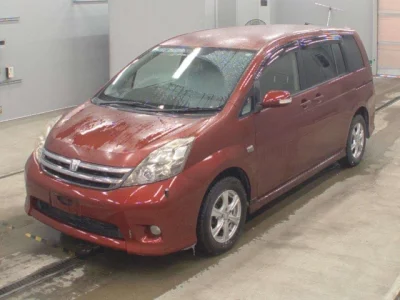 Toyota ISIS  с аукциона в Японии