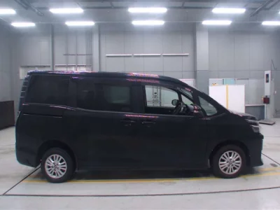 Toyota VOXY  с аукциона в Японии