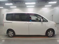 Toyota NOAH лот № 30545 оценка R  с аукциона в Японии 2