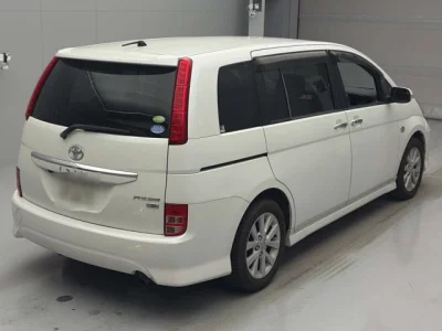 Toyota ISIS  с аукциона в Японии