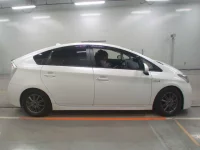 Toyota Prius лот № 30590 оценка 3.5  с аукциона в Японии 2