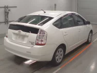 Toyota Prius лот № 30642 оценка RA  с аукциона в Японии 1