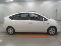 Toyota Prius лот № 30642 оценка RA  с аукциона в Японии 2