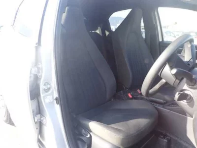 Toyota YARIS  с аукциона в Японии