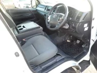 Toyota HIACE VAN лот № 106 оценка R  с аукциона в Японии 2