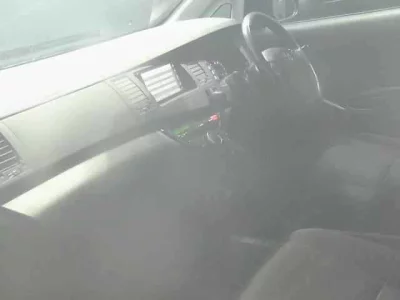 Toyota ISIS  с аукциона в Японии