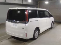 Toyota NOAH лот № 2288 оценка 4  с аукциона в Японии 1