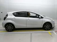 Toyota AQUA лот № 30039 оценка 4  с аукциона в Японии 2