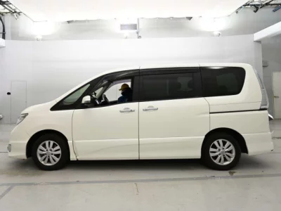 Nissan SERENA  с аукциона в Японии