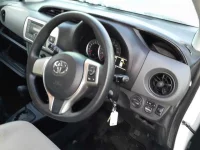 Toyota VITZ лот № 30405 оценка 3.5  с аукциона в Японии 8