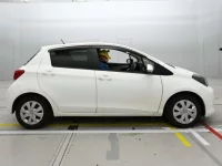 Toyota VITZ лот № 30405 оценка 3.5  с аукциона в Японии 2