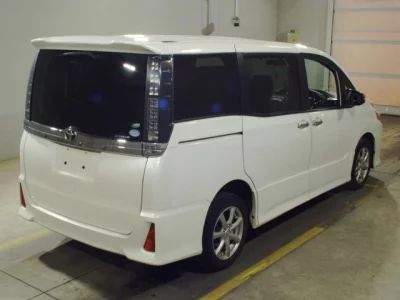 Toyota VOXY  с аукциона в Японии