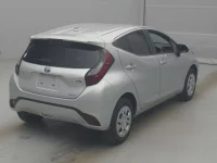 Toyota AQUA лот № 70067 оценка 3.5  с аукциона в Японии 1