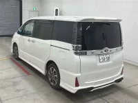 Toyota VOXY лот № 30016 оценка 4  с аукциона в Японии 1