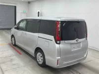 Toyota NOAH лот № 30098 оценка 4  с аукциона в Японии 1