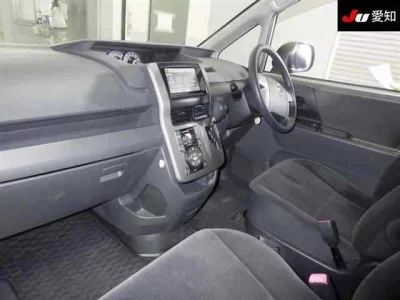 Toyota NOAH  с аукциона в Японии