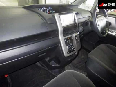 Toyota NOAH  с аукциона в Японии