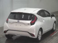 Toyota AQUA лот № 2310 оценка 4  с аукциона в Японии 3