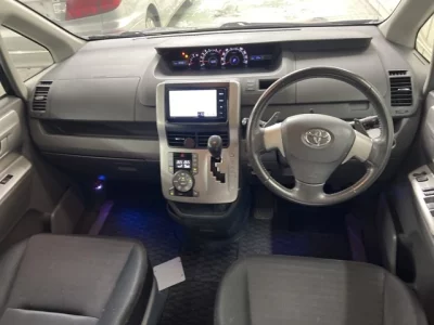 Toyota VOXY  с аукциона в Японии
