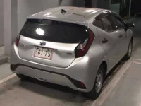 Toyota AQUA лот № 8200 оценка 3.5  с аукциона в Японии 4