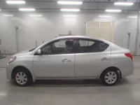 Nissan LATIO лот № 10098 оценка 4  с аукциона в Японии 3