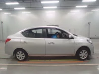 Nissan LATIO лот № 10104 оценка 4  с аукциона в Японии 2