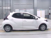 Toyota YARIS лот № 30050 оценка 4  с аукциона в Японии 2