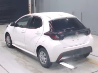 Toyota YARIS лот № 30050 оценка 4  с аукциона в Японии 5