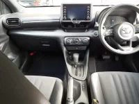 Toyota YARIS лот № 30050 оценка 4  с аукциона в Японии 8