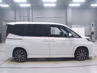 Toyota NOAH лот № 30052 оценка 4.5  с аукциона в Японии 2