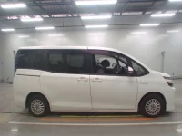 Toyota VOXY лот № 30044 оценка 4  с аукциона в Японии 2