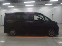 Toyota VOXY лот № 30066 оценка 3.5  с аукциона в Японии 2