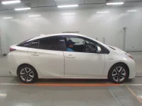 Toyota Prius лот № 30095 оценка RA  с аукциона в Японии 2
