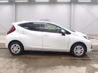 Toyota AQUA лот № 3088 оценка R  с аукциона в Японии 2