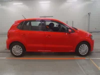 Volkswagen POLO лот № 38098 оценка 5  с аукциона в Японии 2