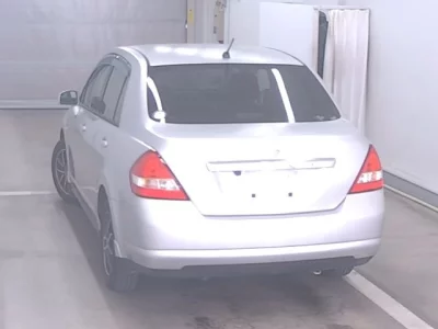 Nissan TIIDA LATIO  с аукциона в Японии