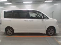 Toyota VOXY лот № 30405 оценка R  с аукциона в Японии 2