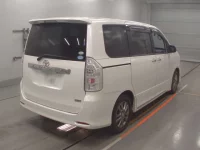 Toyota VOXY лот № 30405 оценка R  с аукциона в Японии 1