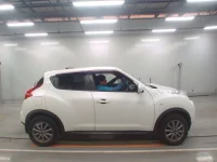Nissan JUKE лот № 30427 оценка 4  с аукциона в Японии 2