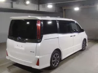 Toyota NOAH лот № 2205 оценка 3.5  с аукциона в Японии 1