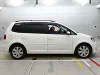 Volkswagen GOLF TOURAN лот № 38033 оценка 4  с аукциона в Японии 2
