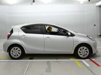 Toyota AQUA лот № 30024 оценка 3.5  с аукциона в Японии 2