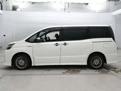 Toyota VOXY  с аукциона в Японии