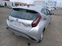 Toyota AQUA лот № 24522 оценка 4  с аукциона в Японии 2