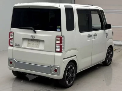 Toyota PIXIS MEGA  с аукциона в Японии