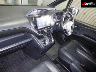 Toyota VOXY  с аукциона в Японии