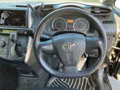 Toyota WISH  с аукциона в Японии