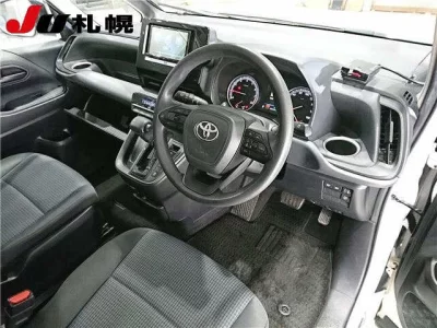 Toyota NOAH  с аукциона в Японии